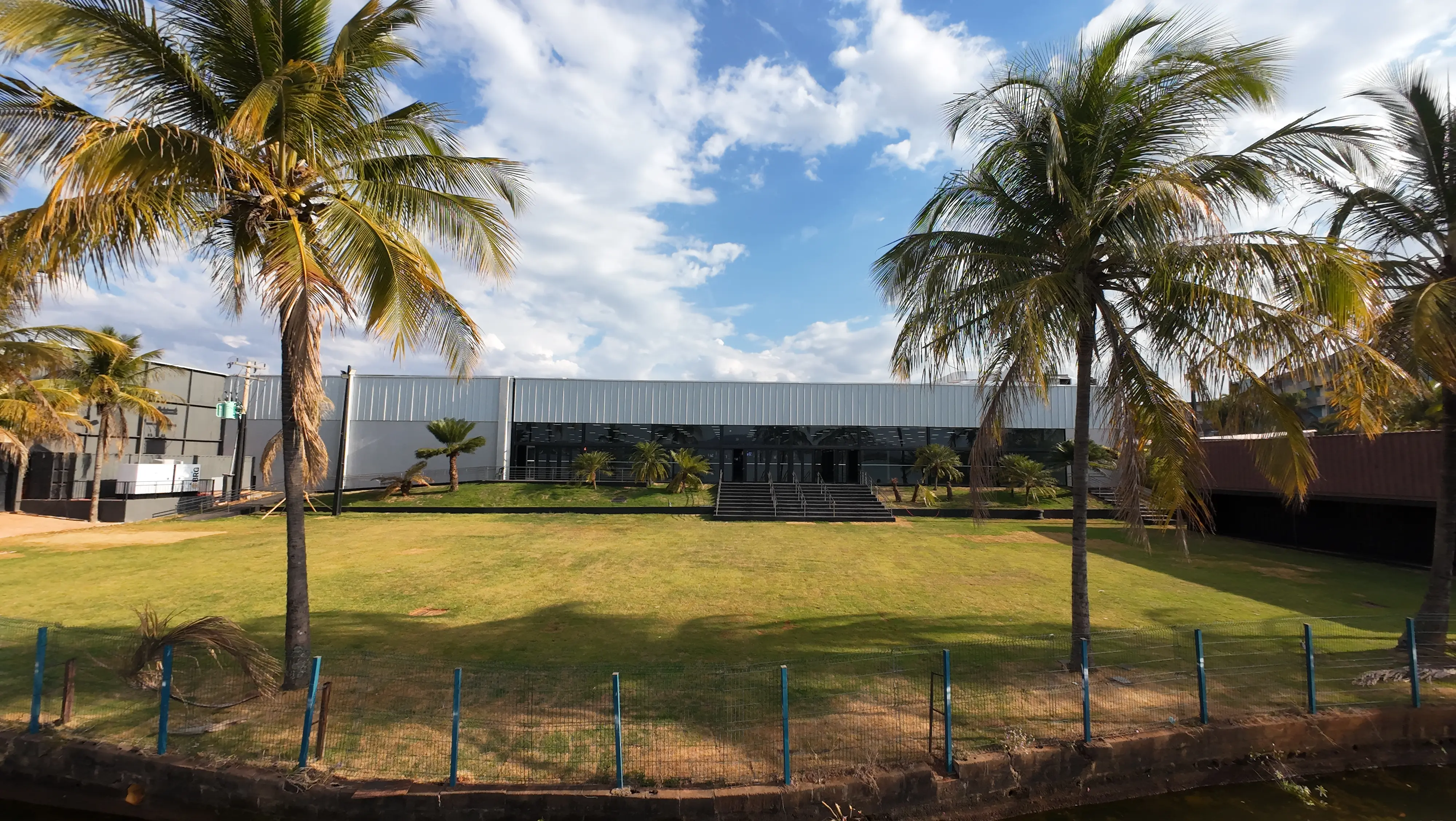 Fachada do Centro de Eventos Dois Ipês em Brasília