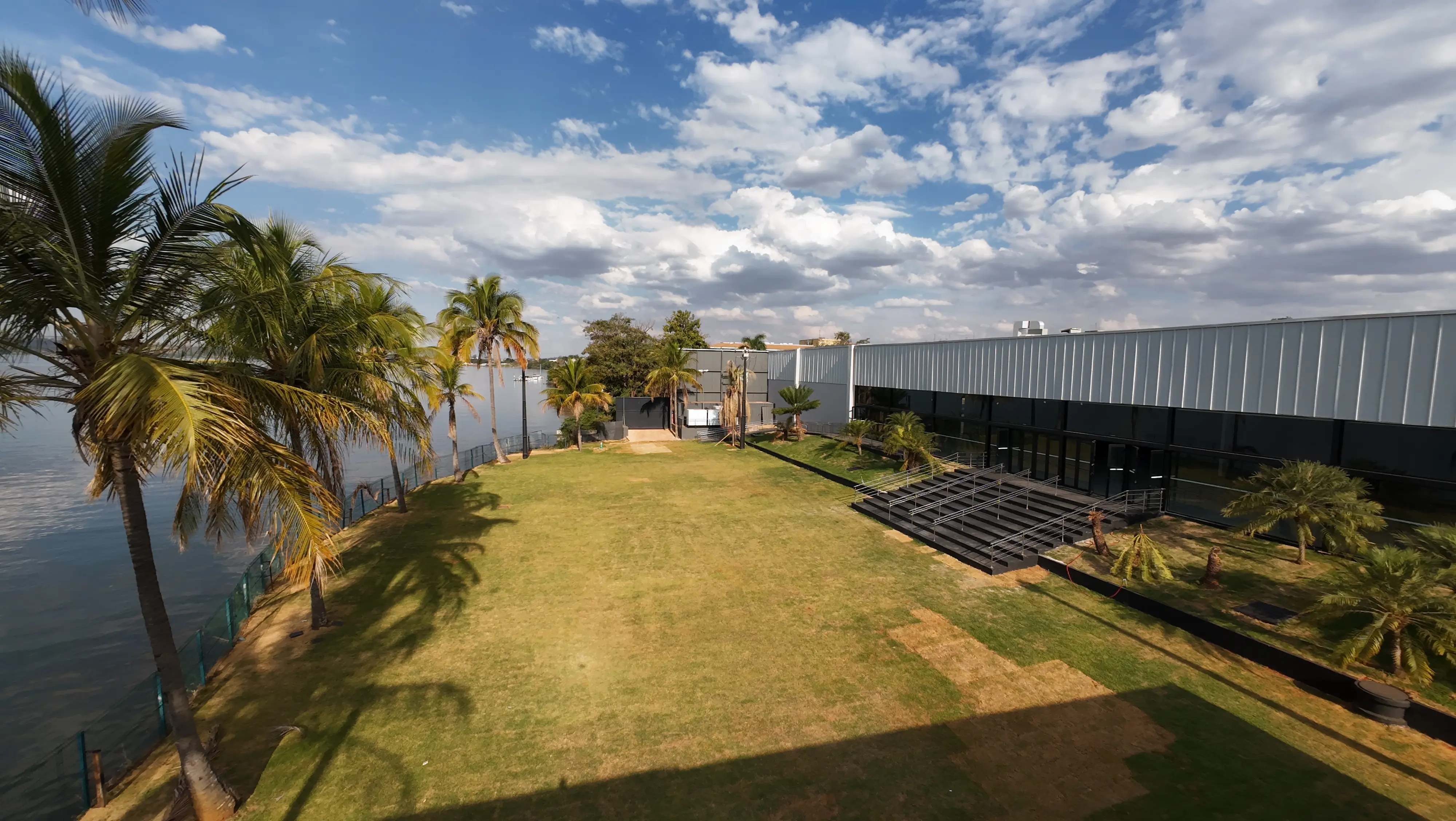 Fachada do Centro de Eventos Dois Ipês em Brasília