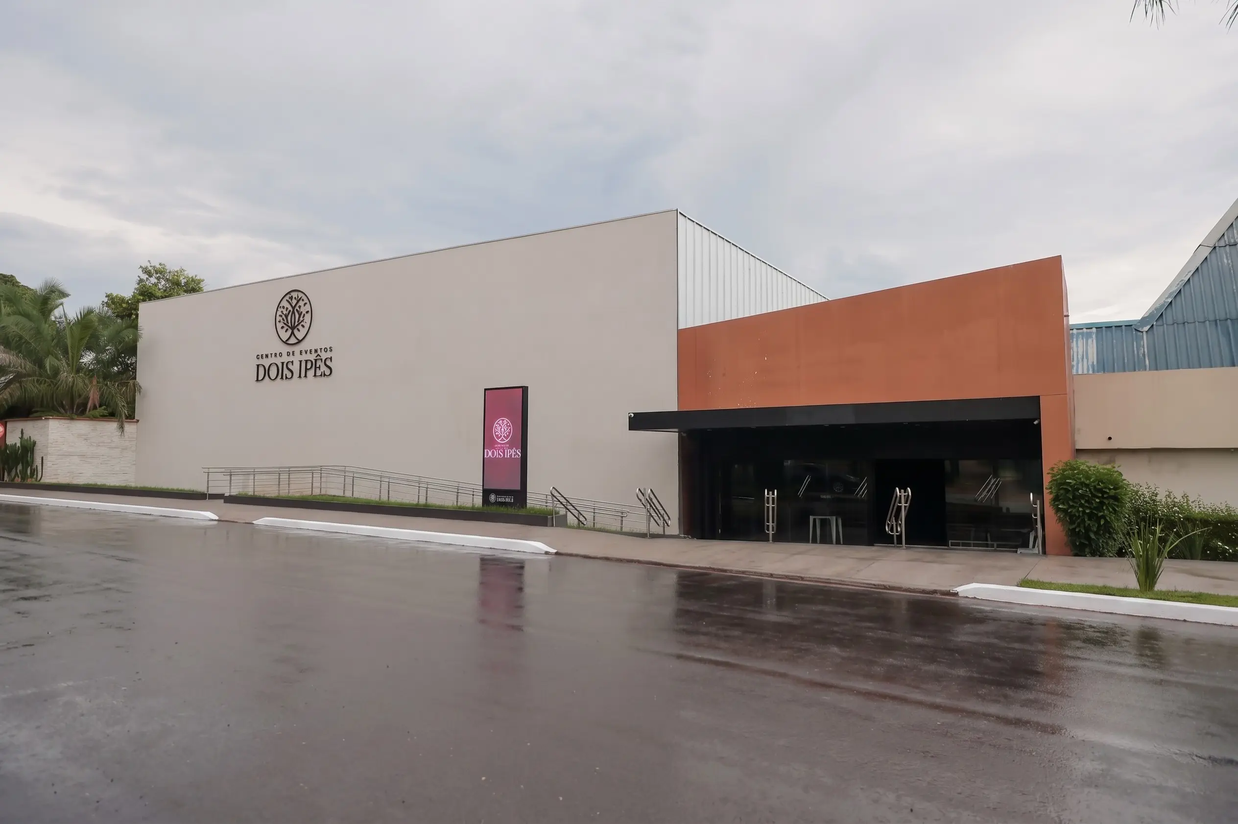 Área externa iluminada da Unidade Goiânia